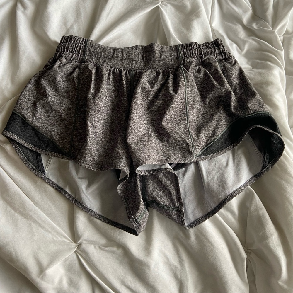 lululemon barely worn low rise hotty hot shorts in gray!